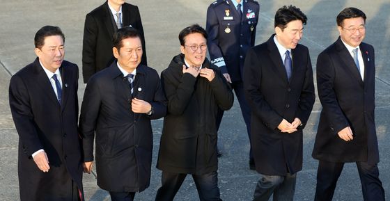 李 대통령 귀국 환영 위해 이동하는 당·정·대