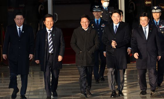 李 대통령 마중 나가는 당·정·대