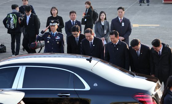이재명 대통령 귀국 환영인사하는 당·정·대