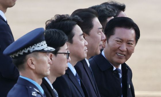 李 대통령 귀국 환영 위해 서울 공항 찾은 정청래 대표