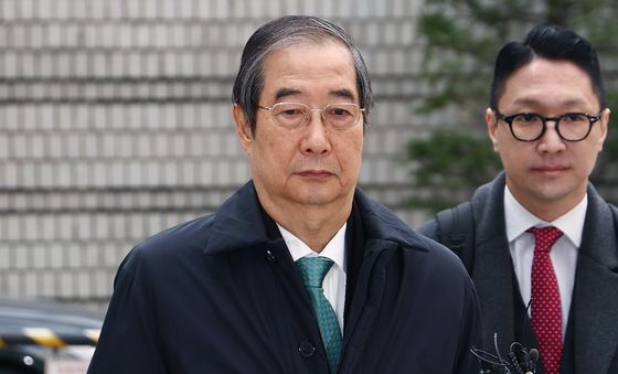굳은 표정으로 결심 공판 출석하는 한덕수 전 총리