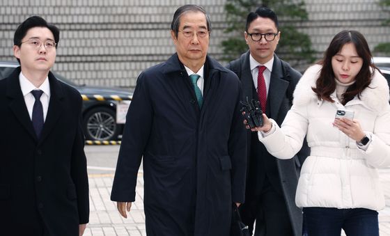 굳은 표정으로 결심 공판 출석하는 한덕수 전 총리