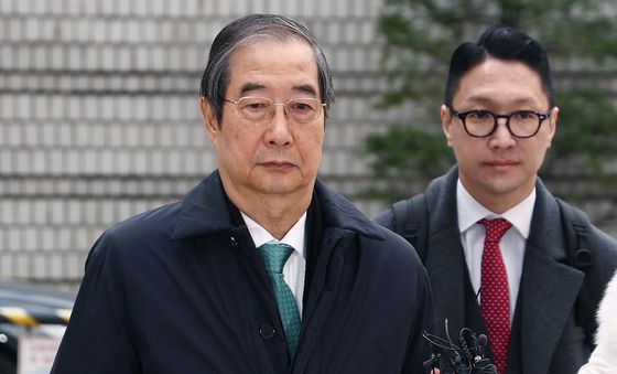 굳은 표정으로 결심 공판 출석하는 한덕수 전 총리