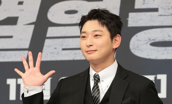 포즈 취하는 정진운