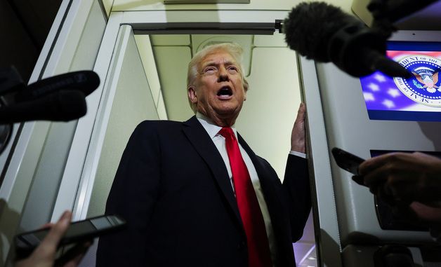 [포토] 전용기에서 취재진 질문에 답하는 트럼프 대통령