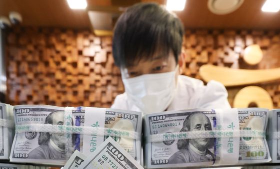 환율 고공행진에 은행 '달러 예금' 뭉칫돈…한 달 새 6.6조 원 '껑충'