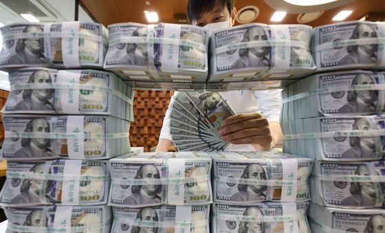 환율 고공행진에 은행 '달러 예금' 뭉칫돈