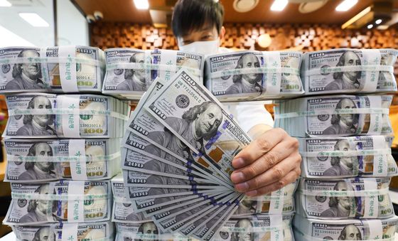 환율 고공행진에 은행 '달러 예금' 뭉칫돈