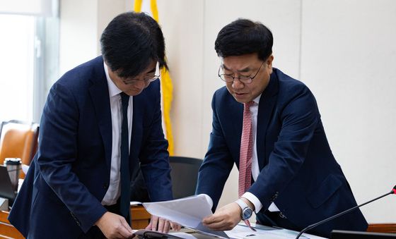 논의하는 서범수·김성회 의원