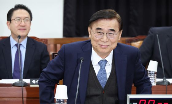 미소짓는 이종석 국정원장