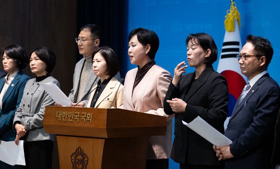 오세훈 시장 명태균 여론조사 비용 대납 의혹 기자회견하는 전현희 3대특검종합대응특위원장