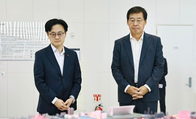 현장 점검하는 김정관 장관과 신학철 부회장