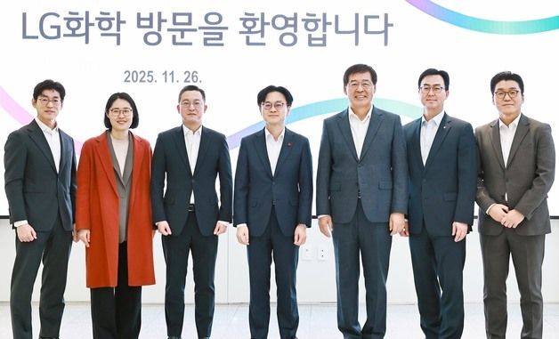 기념 촬영하는 김정관 장관