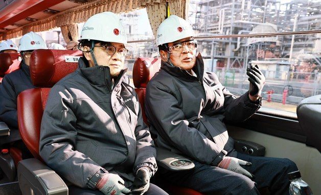 신학철 부회장과 대화 나누는 김정관 장관