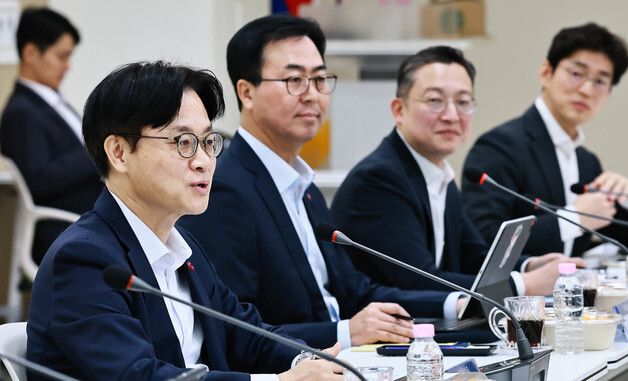 간담회 주재하는 김정관 장관