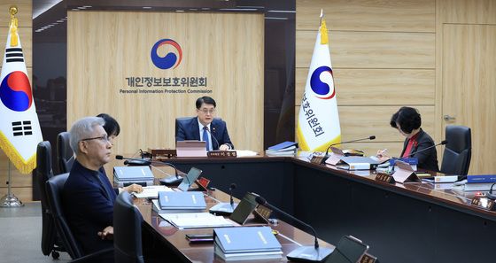 개인정보보호위원회 전체회의 주재하는 이정렬 부위원장