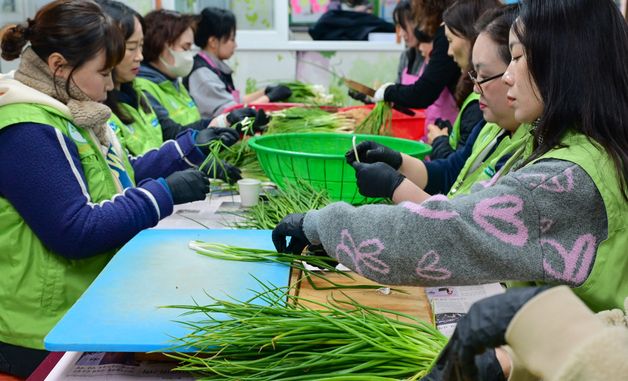 농협유통 하나로마트, 김장철 일손 돕기 나서