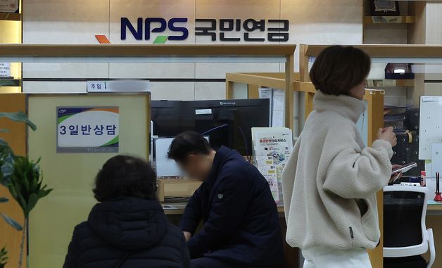 IMF "정년 65세 연장땐 연금 68세부터"