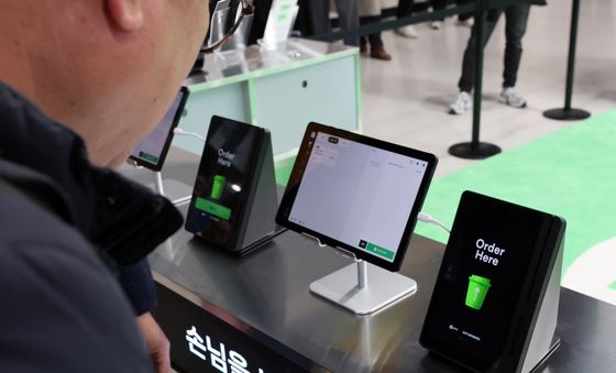 네이버페이 결제 시스템 살펴보는 방문객들