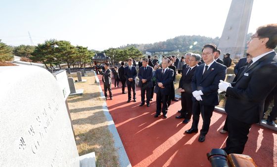 5.18행불자 묘 살피는 김민석 총리
