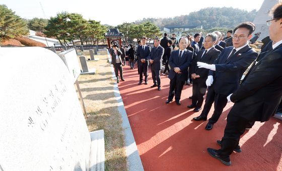 5.18행불자 묘 살펴보는 김민석 총리