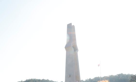 5.18행불자 묘 살펴보는 김민석 총리