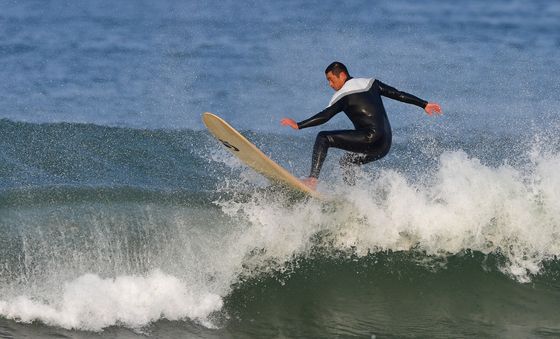 파도와 만난 서퍼