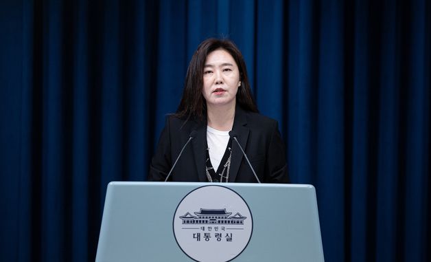 사법 현안 관련 브리핑 하는 강유정 대변인