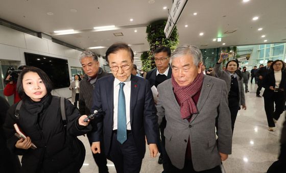 유가족 반대에 부딪혀 돌아서는 김윤덕 국토부장관