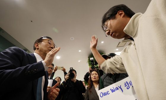 공청회 반대하는 유가족, 가로막힌 김윤덕 국토부장관