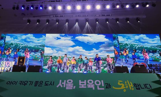 무대장식하는 웃는아이 공연팀