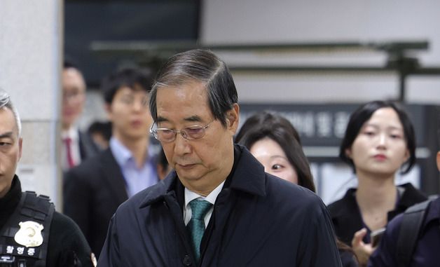 고개 떨군 한덕수