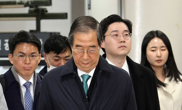 고개 숙인 한덕수