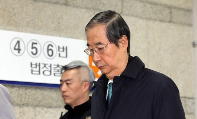 결심공판 종료 후 법원 나서는 한덕수 전 총리
