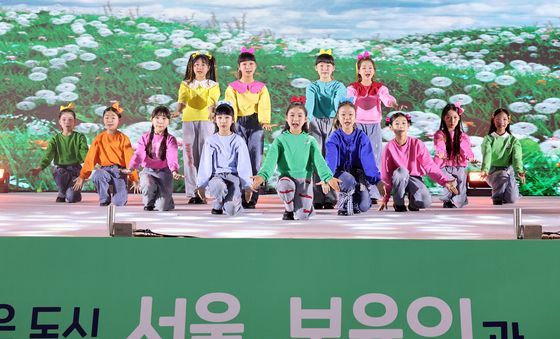 무대 장식하는 아이들