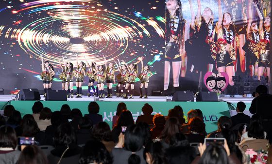 보육인 한마당 축제에서 공연하는 아이들