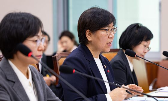답변하는 정은경 복지부 장관