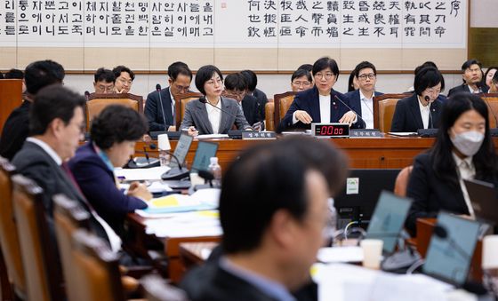 법사위 전체회의 의원 질의 답하는 정은경 장관