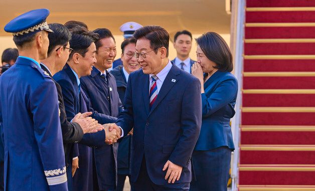 강훈식 비서실장과 인사 나누는 이재명 대통령