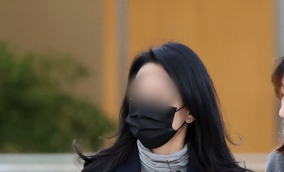 얼굴 가리고 특검 출석하는 김건희 여사 오빠 배우자