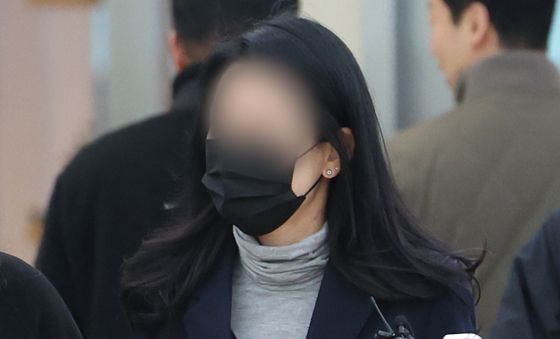 특검 출석하는 김건희 여사 오빠 배우자
