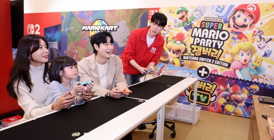 닌텐도 게임 체험존 '화기애애'