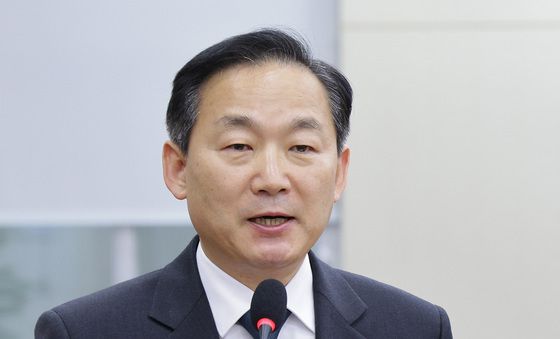 발언하는 이두희 국방차관