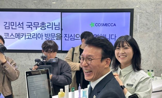 K뷰티 체험하는 김민석 총리