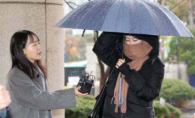 '항소심 공판 출석' 문다혜 씨, 취재진 질문에 묵묵부답