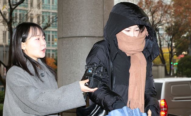 '음주운전·불법숙박업' 혐의 문다혜 씨…  항소심 첫 공판 출석