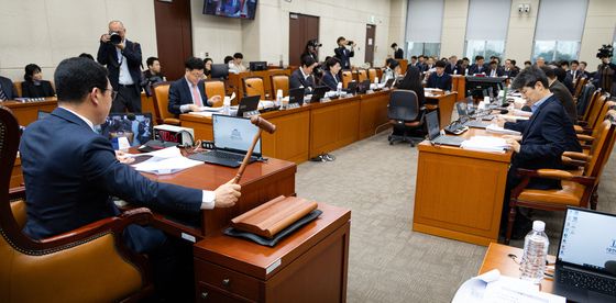 의사봉 두드리는 신정훈 행안위원장