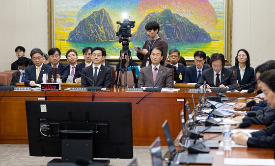 법안 의결 지켜보는 정무위 소관 정부측 관계자들