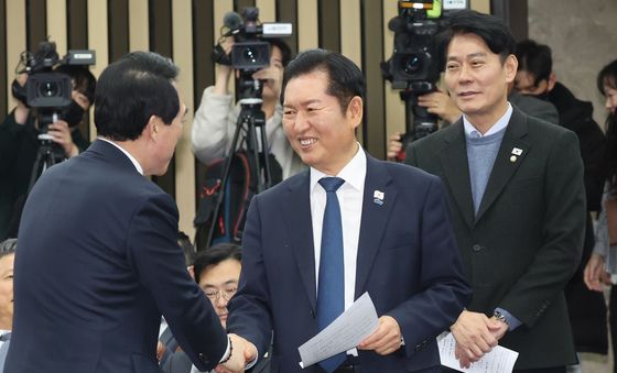 의원들과 인사하는 정청래 민주당 대표