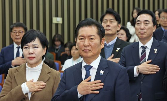 국민의례하는 정청래 민주당 대표